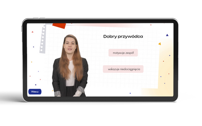 Na ekranie widoczna jest młoda kobieta prowadząca szkolenie